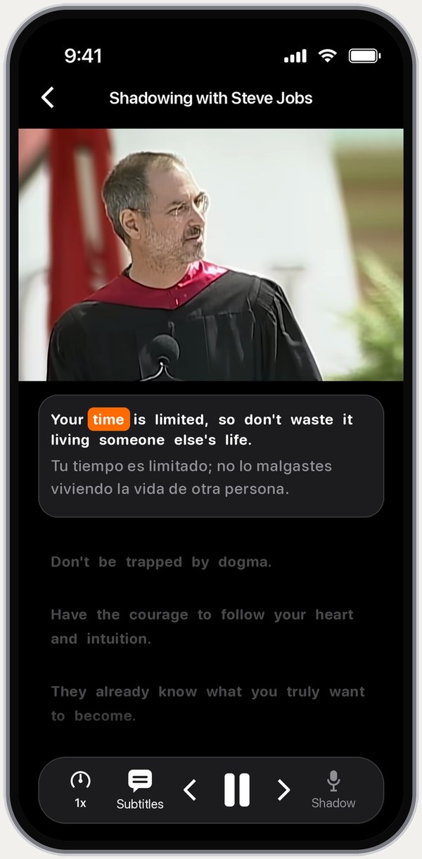 दो-भाषी सबटाइटल: Steve Jobs की स्पीच का एक अंग्रेजी वाक्य और उसके नीचे स्पेनिश अनुवाद।